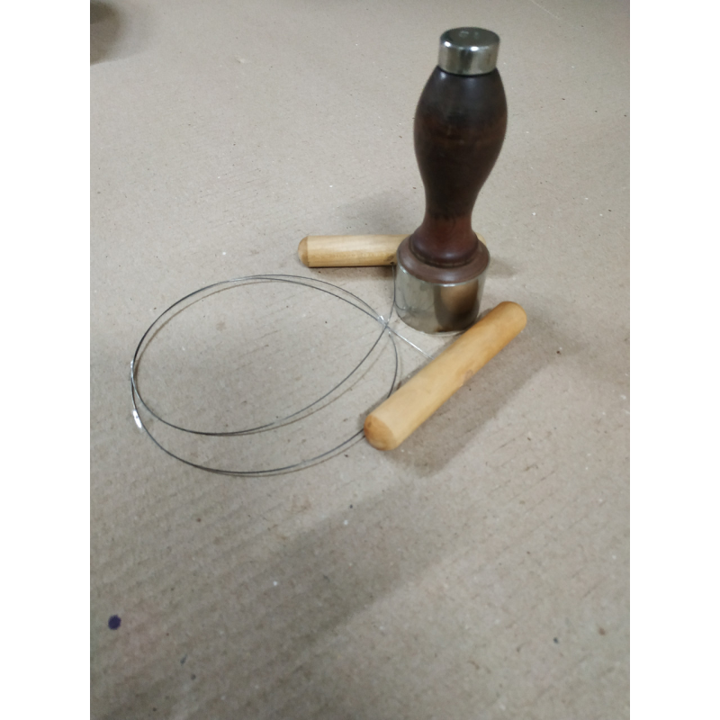 Маслоділитель, ніж-струна в комплекті.