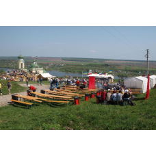 Оренда столу з двома лавочками на 6 місць